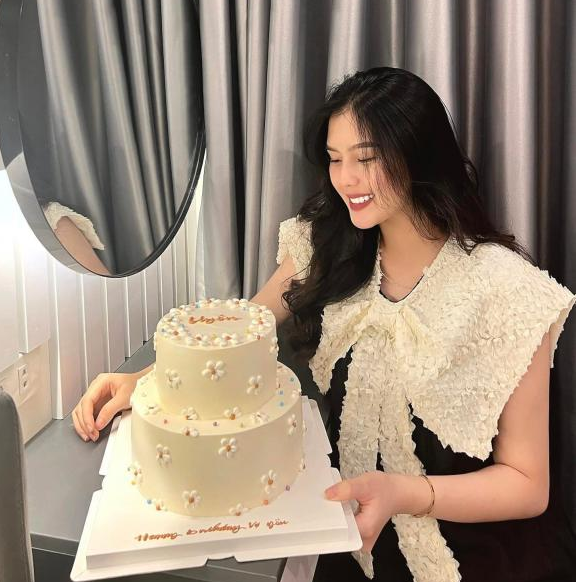 Mới đây vào đúng dịp sinh nhật Ngô Tố Uyên, nam cầu thủ đã đặc biệt đặt một chiếc bánh kem 2 tầng trông rất xinh xắn, trên đó có ghi dòng chữ: "Happy birthday vợ yêu".