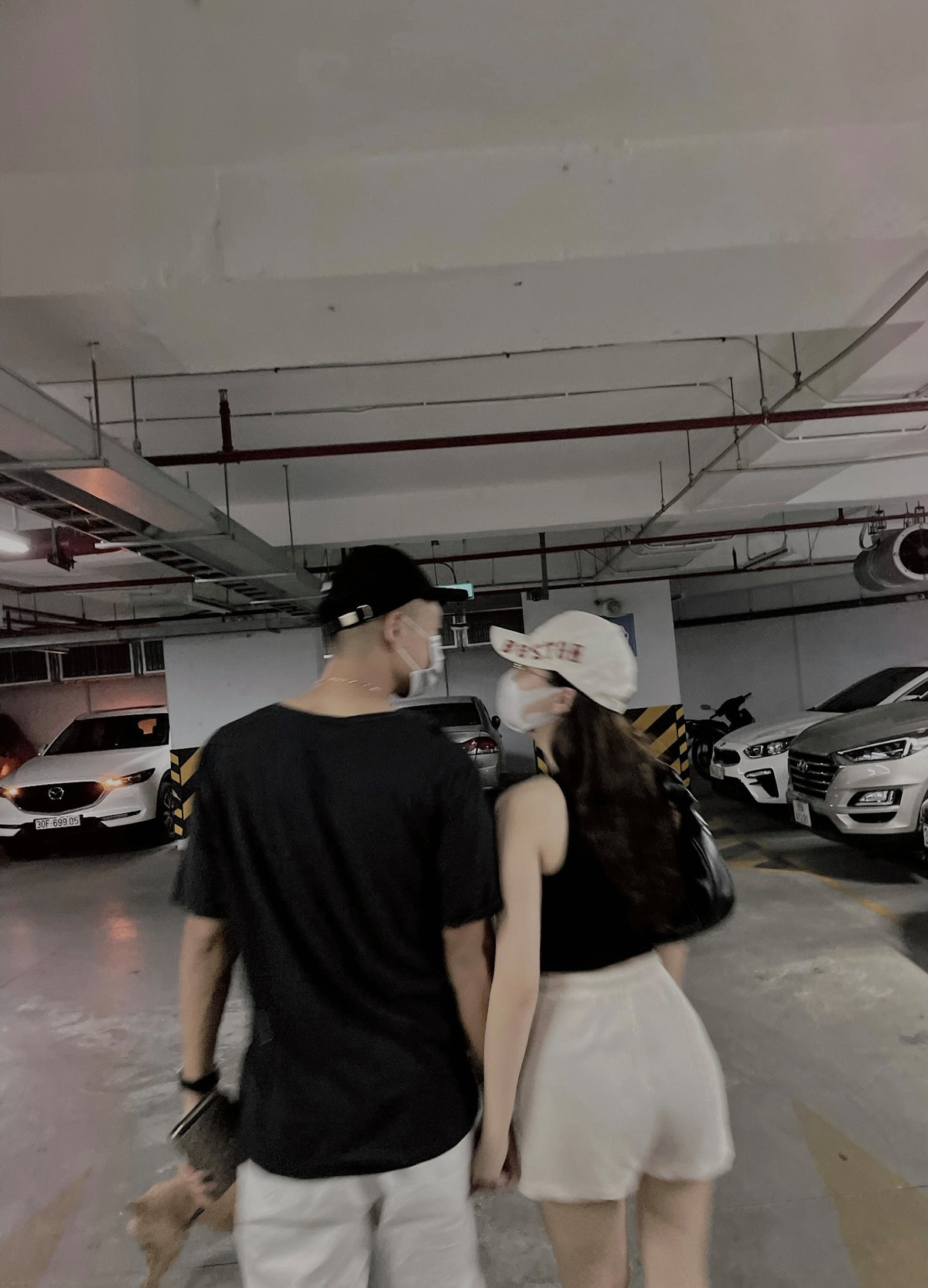 Họ gặp nhau lần đầu trong một quán cafe. Trong suốt thời gian yêu thương, bên cạnh sự quan tâm bằng những món quà trong các dịp lễ lớn nhỏ, Thành Chung rất chăm chỉ thể hiện tình cảm với Tố Uyên bằng những lời nói ngọt ngào.