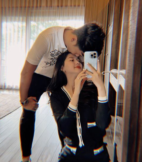 Tố Uyên cũng sẽ là hậu phương vững chắc cho nam cầu thủ giữ vững và phát huy phong độ trong những trận bóng sắp tới. Ảnh: Tổng hợp