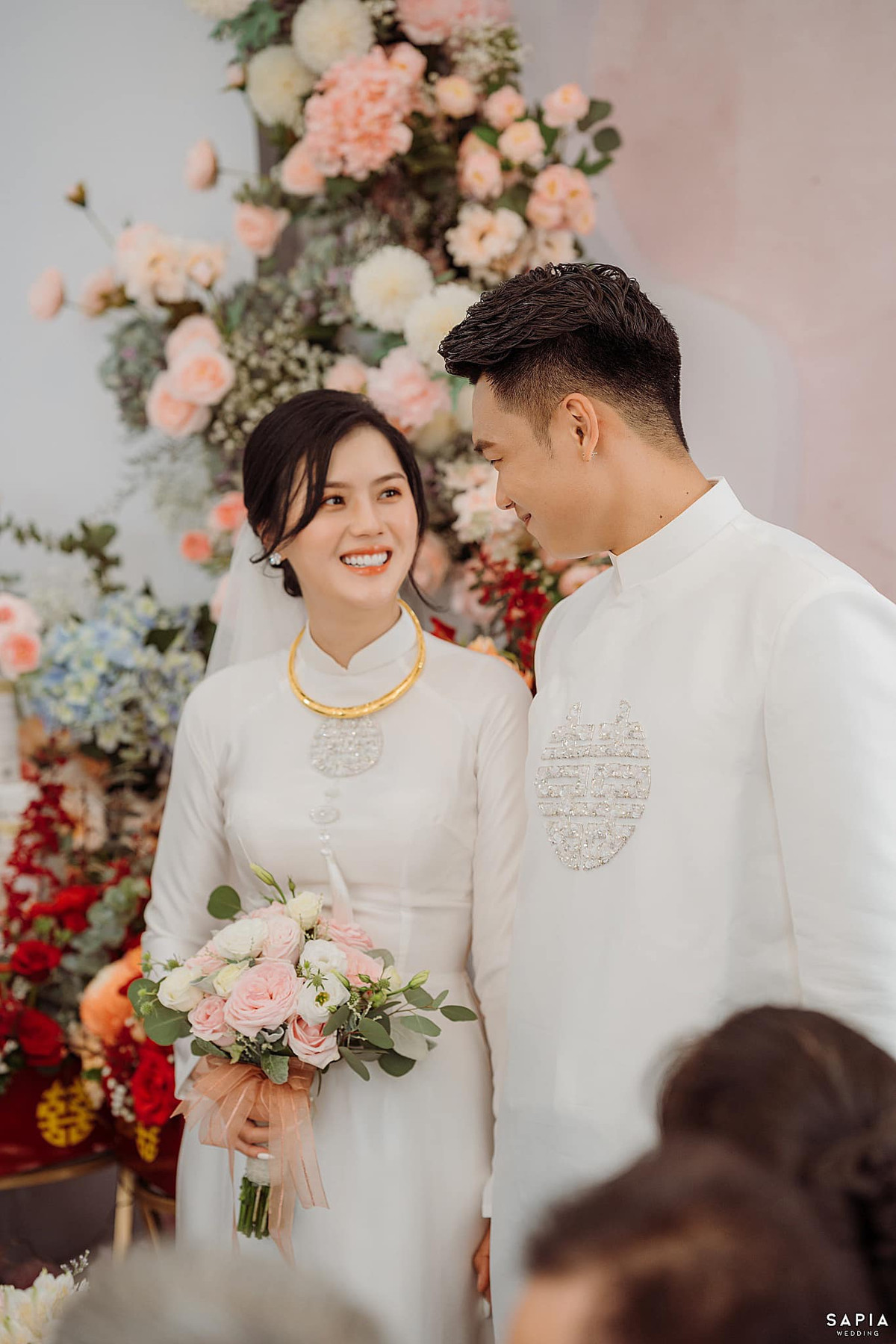 Sau 4 năm yêu nhau, trung vệ Nguyễn Thành Chung và bạn gái Tố Uyên đã quyết định về chung một nhà.