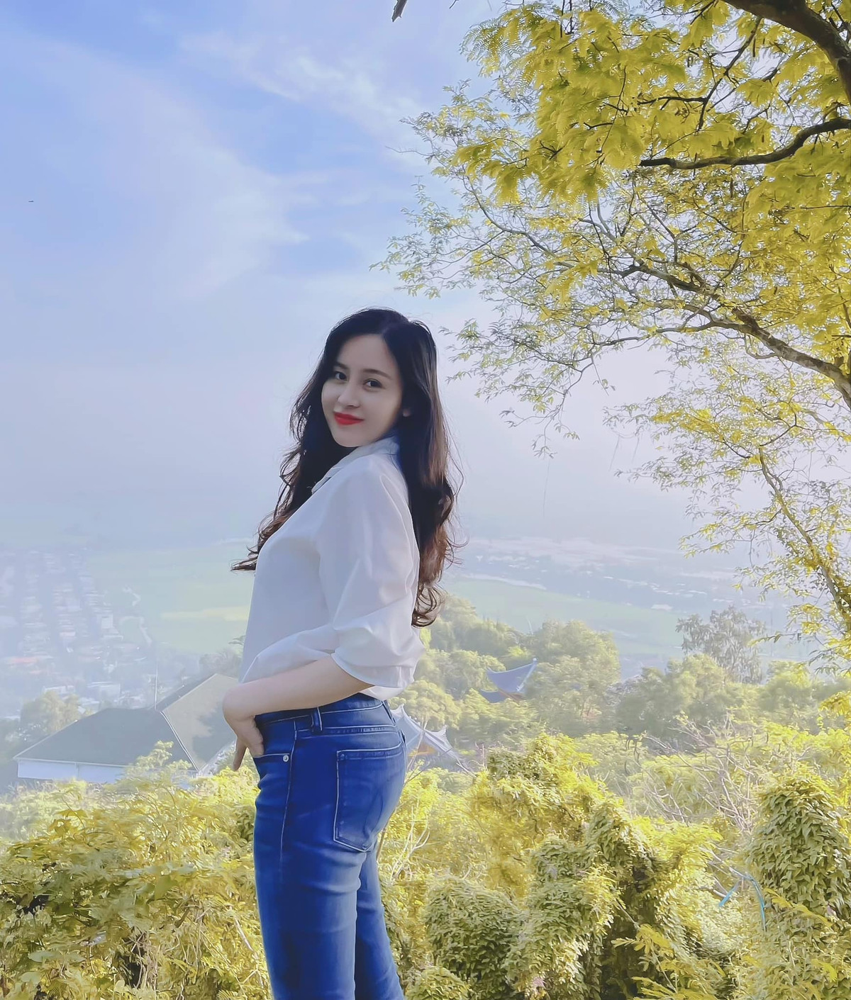 Hiện tại, dù không còn là hiện tượng mạng đình đám như cách đây 9 năm, nhưng hot girl bà Tưng vẫn giữ được súc hút của mình với fan bởi ngoại hình xinh đẹp, gợi cảm cùng phong cách trò chuyện thú vị khi tương tác.