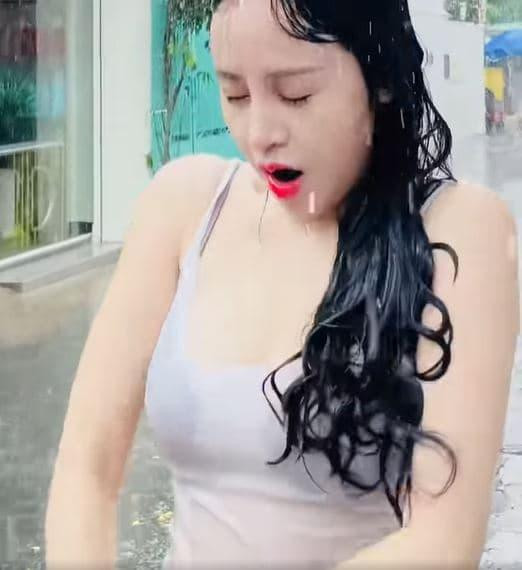 Mới đây hot girl xứ Nghệ gây chú ý khi đăng tải đoạn clip tắm mưa, sau khi đăng tải nhận được hơn 26 nghìn lượt thích và hàng trăm bình luận của cư dân mạng.