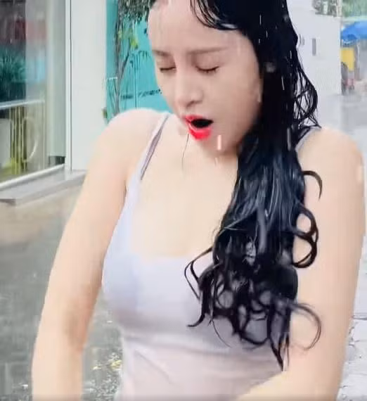 Mới đây hot girl xứ Nghệ gây chú ý khi đăng tải đoạn clip tắm mưa, sau khi đăng tải nhận được hơn 26 nghìn lượt thích và hàng trăm bình luận của cư dân mạng.