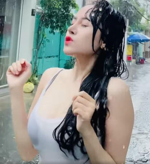 Vì diện đồ kiệm vải lại mỏng nên Bà Tưng để lộ nội y tối màu kém duyên bên trong.