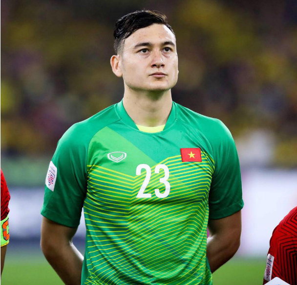 Bên cạnh những giây phút trên sân cỏ thủ môn Đặng Văn Lâm còn tạo ấn tượng đậm nét nhờ phong cách thời trang chuẩn mực, đi kèm cuộc sống và chuyện tình yêu đáng mơ ước.