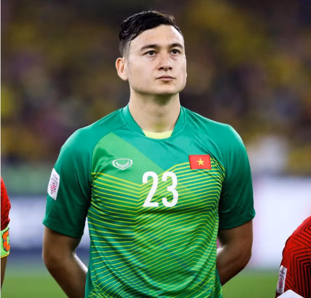 Bên cạnh những giây phút trên sân cỏ thủ môn Đặng Văn Lâm còn tạo ấn tượng đậm nét nhờ phong cách thời trang chuẩn mực, đi kèm cuộc sống và chuyện tình yêu đáng mơ ước.