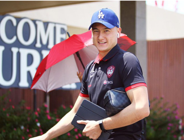 Qua những hình ảnh Văn Lâm đăng tải trên trang cá nhân, có thể thấy anh là người chuộng các phong cách thời trang trẻ trung, đơn giản, đặc biệt những món đồ mà anh sử dụng toàn là hàng hiệu đắt đỏ.