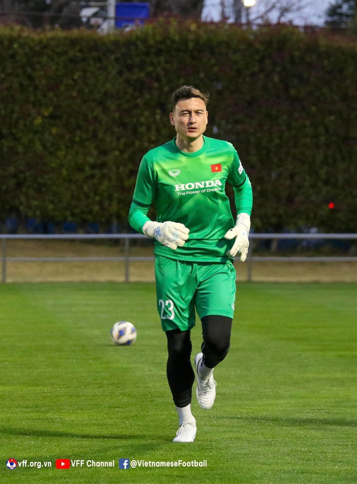 Cuộc sống đáng mơ ước toàn nhà xịn xe sang của Đặng Văn Lâm Cuoc song dang mo uoc toan nha xin xe sang cua Dang Van Lam