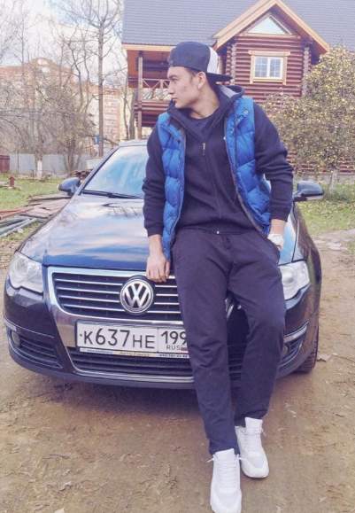 Cụ thể vào năm 2019, thủ thành Văn Lâm từng gây chú ý với việc bỏ ra khoảng 2 tỷ đồng để mua chiếc xe Volkswagen tặng bố mẹ. Trong khi đó, anh vẫn trung thành với chiếc xe Volkswagen Passat mua từ năm 2006 với giá khoảng 42.000 USD (gần 1 tỷ đồng).