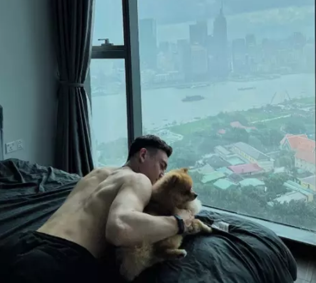 Trên trang cá nhân Văn Lâm thường xuyên khoe hình ảnh về căn nhà mới, khoảnh khắc thư giãn trong phòng ngủ có view nhìn ra thành phố.