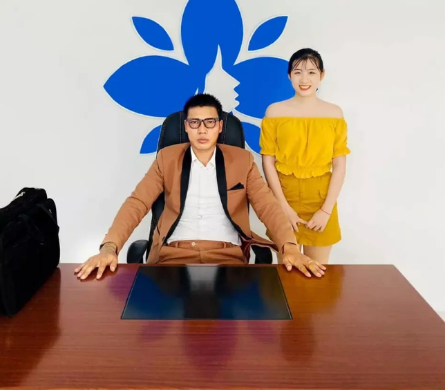 Mới đây, Lộc Fuho gây chú ý khi chia sẻ hình ảnh mới trên trang Facebook có hơn 3 triệu người theo dõi. Lần xuất hiện này, hiện Youtuber 9X khiến ai nấy cũng "ngỡ ngàng" trước diện mạo khác lạ.