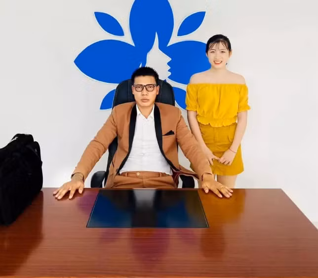 Mới đây, Lộc Fuho gây chú ý khi chia sẻ hình ảnh mới trên trang Facebook có hơn 3 triệu người theo dõi. Lần xuất hiện này, hiện Youtuber 9X khiến ai nấy cũng "ngỡ ngàng" trước diện mạo khác lạ.