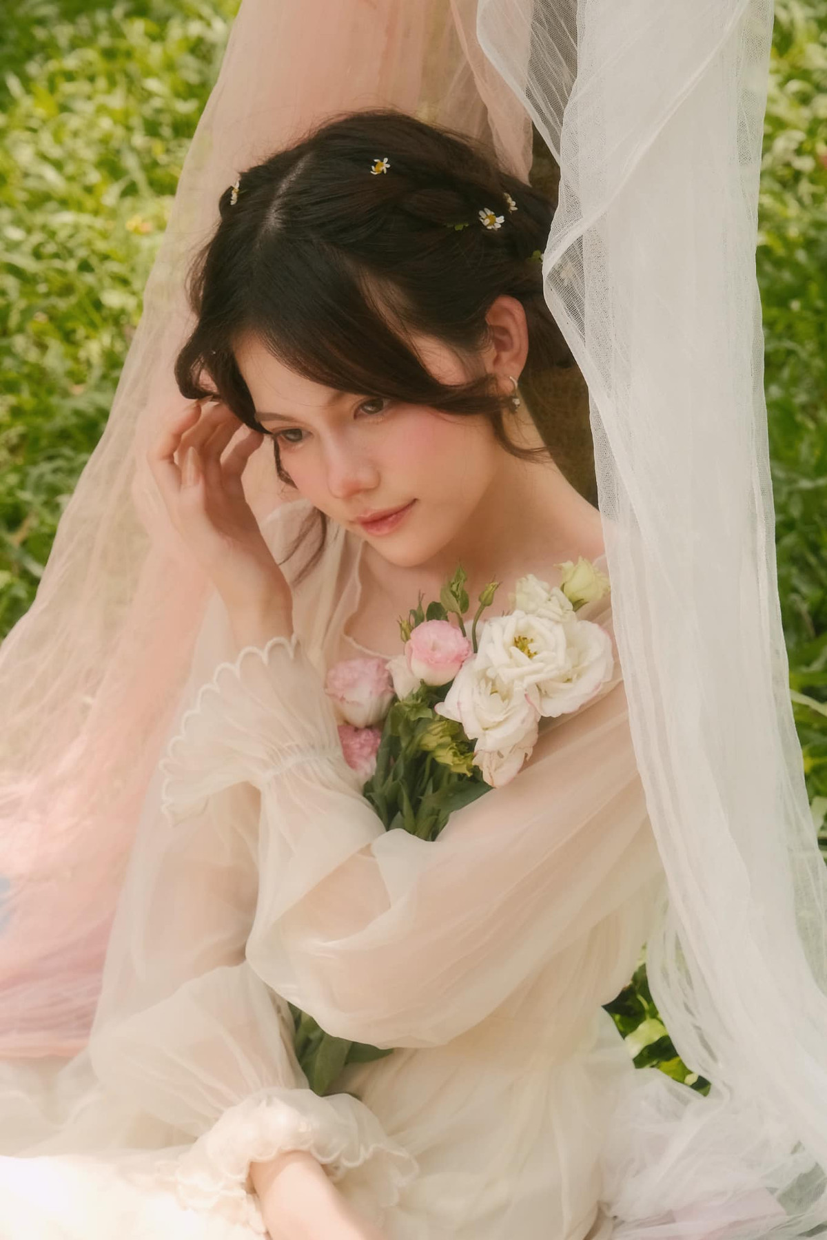 Vốn sở hữu ngoại hình cao ráo, gương mặt xinh gái, lại là “em gái rượu" của nữ streamer nổi tiếng, Minh Ngọc đã nhanh chóng được dân tình quan tâm và chú ý.