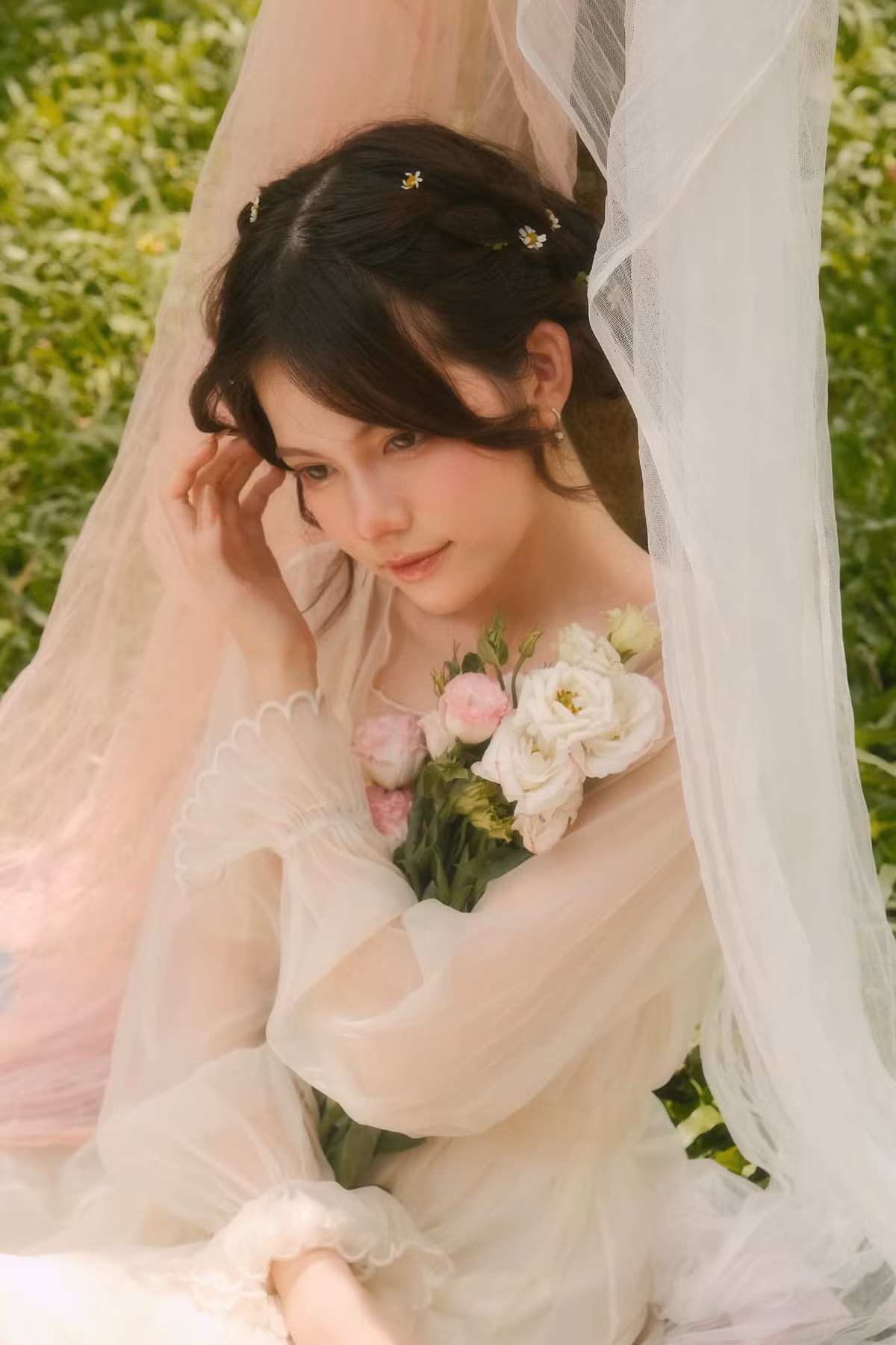 Vốn sở hữu ngoại hình cao ráo, gương mặt xinh gái, lại là “em gái rượu" của nữ streamer nổi tiếng, Minh Ngọc đã nhanh chóng được dân tình quan tâm và chú ý.