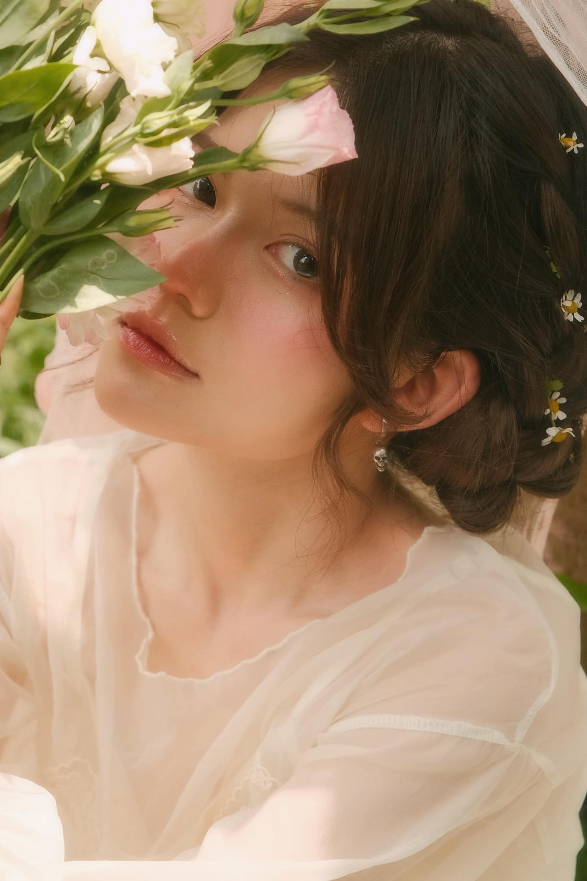 Mới đây, nàng hot girl gây chú ý khi tung lên trang cá nhân bộ ảnh tạm biệt tuổi 19 với phong cách nàng thơ trong trẻo.