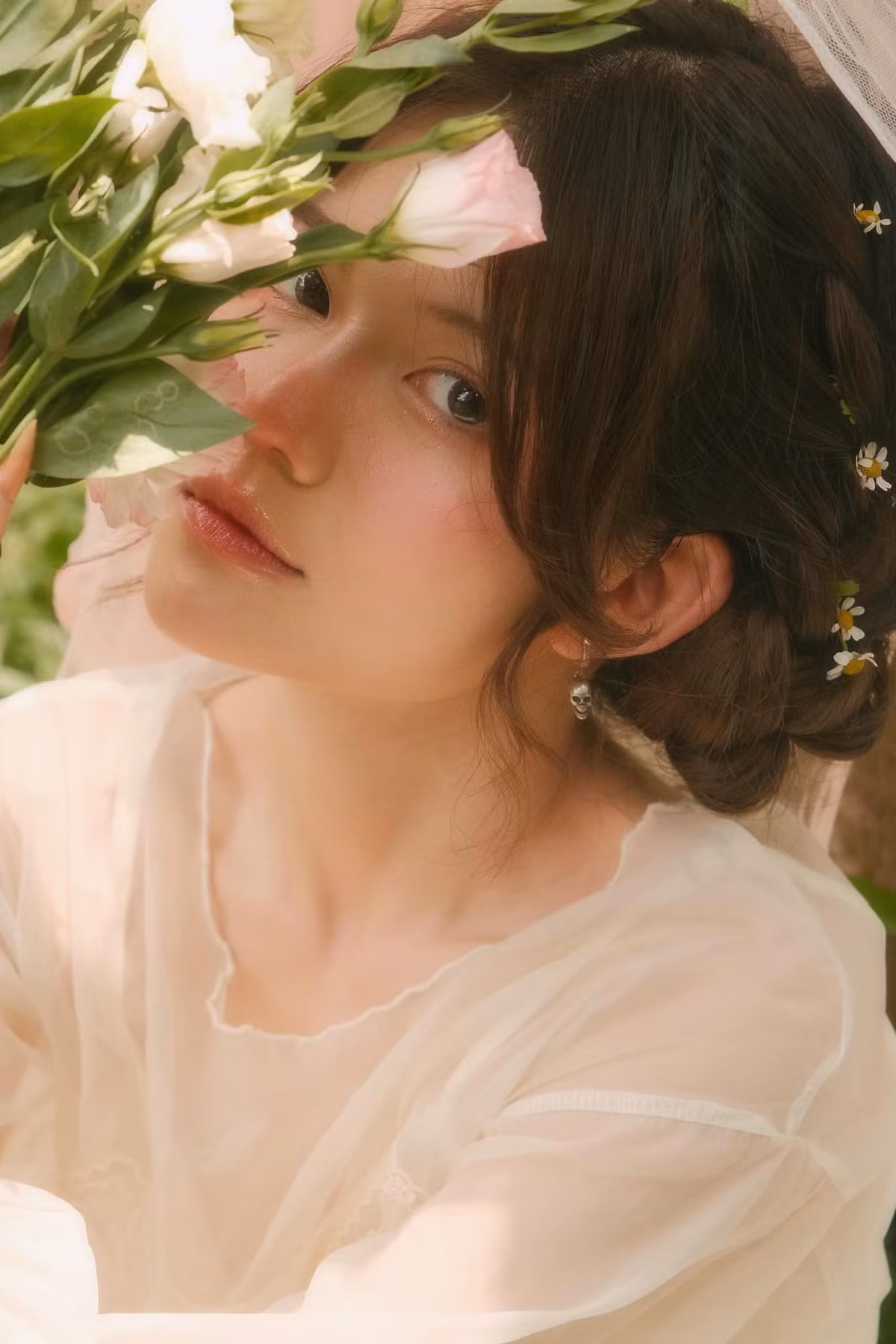 Mới đây, nàng hot girl gây chú ý khi tung lên trang cá nhân bộ ảnh tạm biệt tuổi 19 với phong cách nàng thơ trong trẻo.