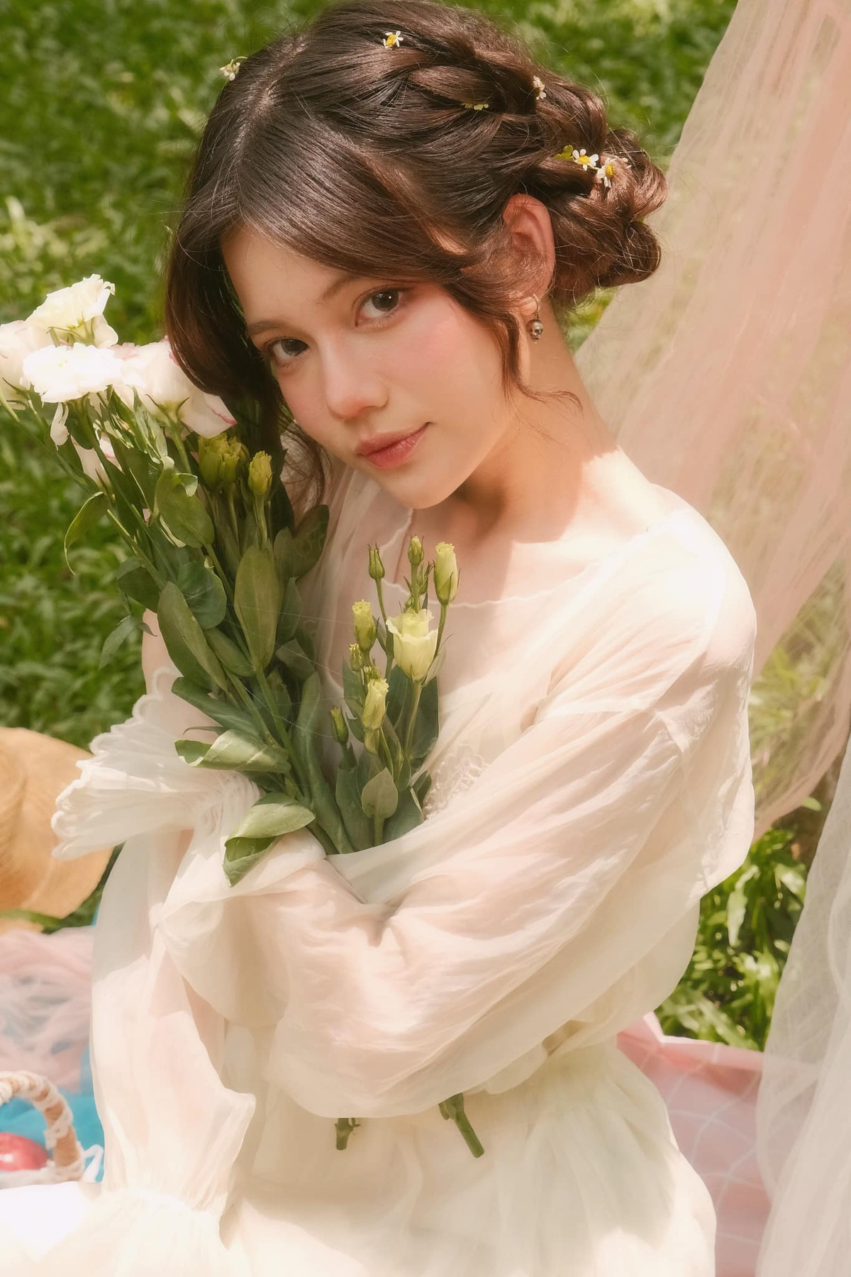 Bộ ảnh nhanh chóng nhận được 2,3 ngàn lượt yêu thích cùng hàng chục bình luận. Đa phần đều khen ngợi visual đỉnh cao của Đàm Minh Ngọc.