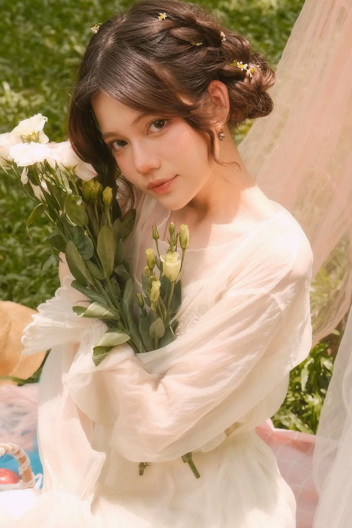 Bộ ảnh nhanh chóng nhận được 2,3 ngàn lượt yêu thích cùng hàng chục bình luận. Đa phần đều khen ngợi visual đỉnh cao của Đàm Minh Ngọc.