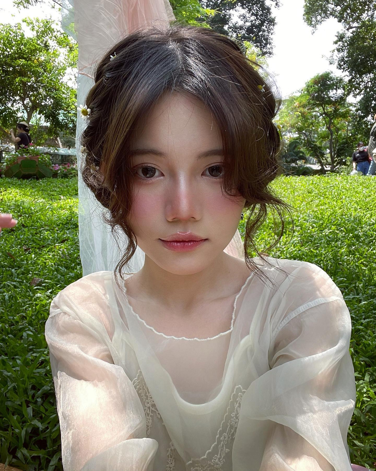 Nhan sắc rực rỡ của Minh Ngọc không những khiến các anh em rộn ràng, mà hội chị em bạn dì cũng phải trầm trồ.