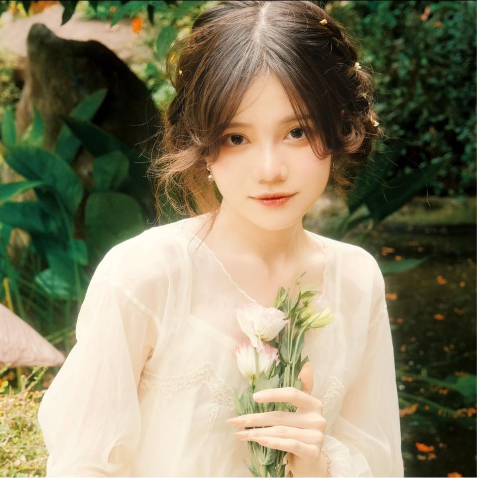 Giống như cô chị nổi tiếng, Đàm Minh Ngọc - em gái Linh Ngọc Đàm cũng có sức hút cực kỳ lớn đối với fan hâm mộ.