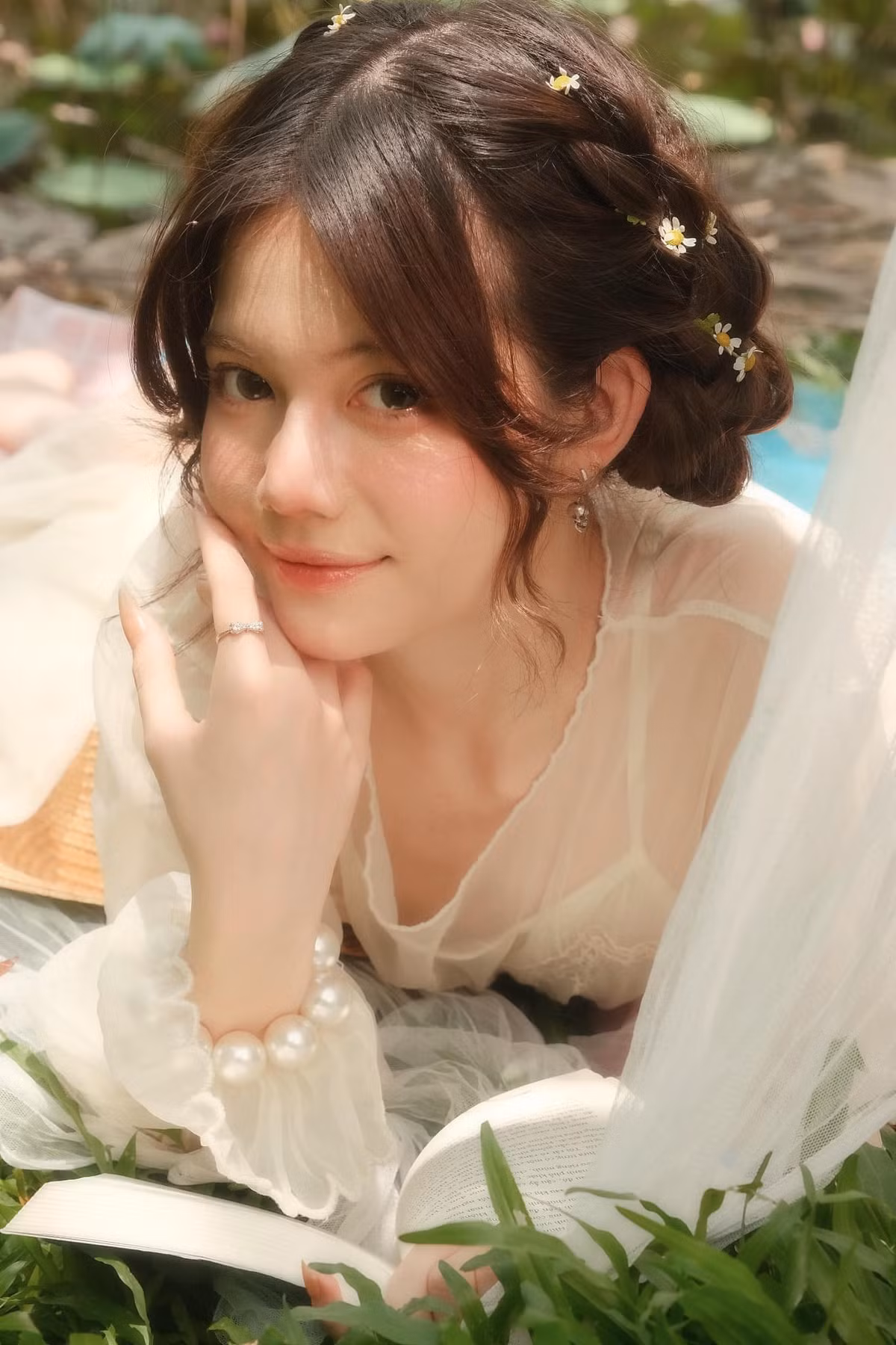 Minh Ngọc vốn xinh đẹp, nay càng trở nên ngọt ngào và tươi mới khi sắp bước đến tuổi 20.