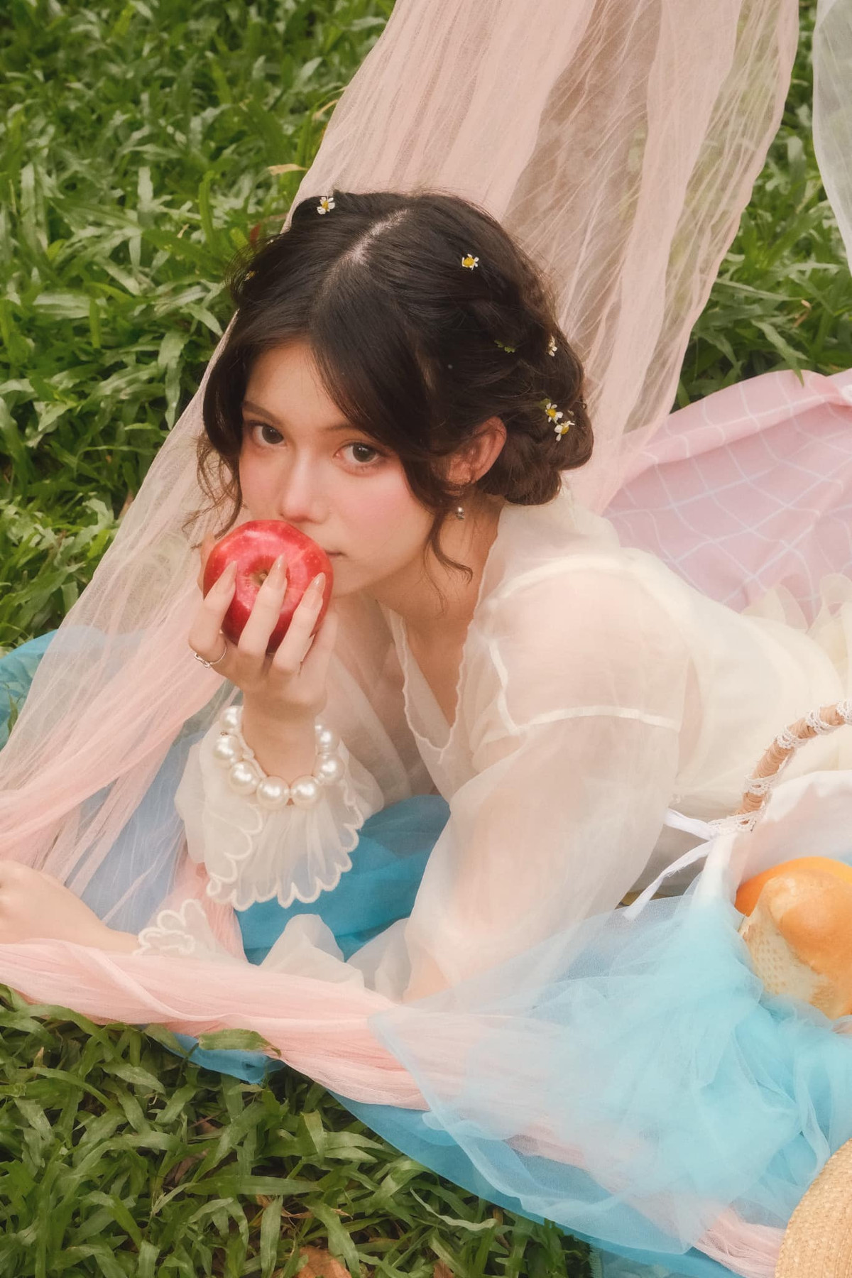 Diện chiếc váy voan trắng nhẹ nhàng cùng đôi môi mọng đỏ và mái tóc tết điệu đà, trông em gái Linh Ngọc Đàm chả khác nào nữ tiểu thư đài các.