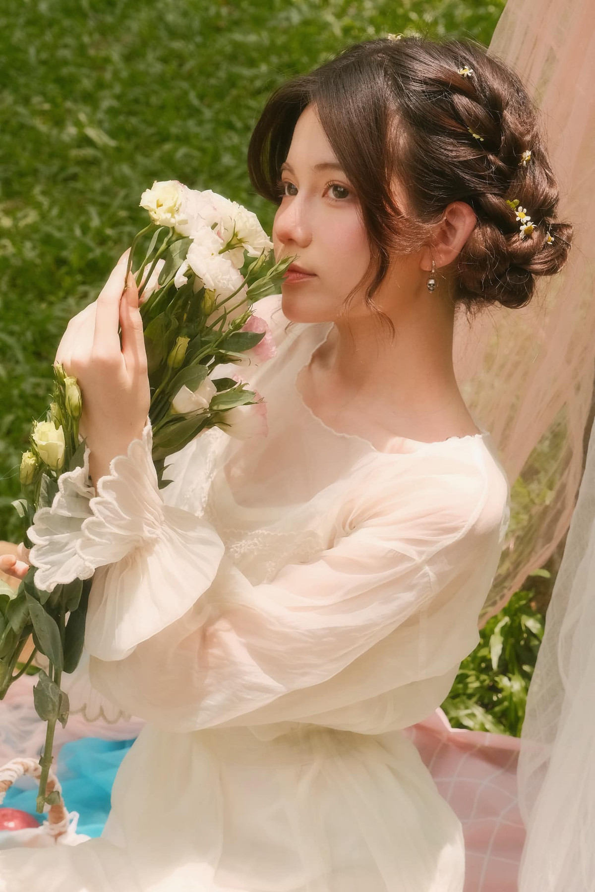 Dạo gần đây, cô nàng còn thử sức với bộ môn cosplay, hoá thân thành các nhân vật nữ trong các tựa game.