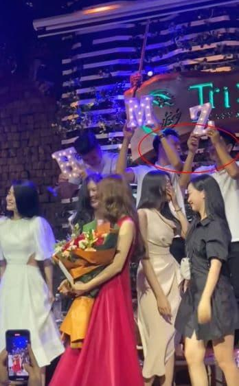 Theo đó, sau khi kết thúc, Quang Hải và Chu Thanh Huyền đã lên sân khấu chụp ảnh cùng nữ ca sĩ. Nam cầu thủ mặc áo phông trắng còn bạn gái tin đồn diện một chiếc váy xinh xắn đồng màu. Chiếc váy này trước đó từng được Thanh Huyền mặc đi đám cưới Hồ Tấn Tài.