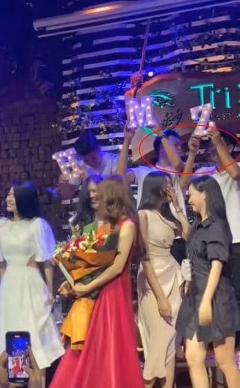 Theo đó, sau khi kết thúc, Quang Hải và Chu Thanh Huyền đã lên sân khấu chụp ảnh cùng nữ ca sĩ. Nam cầu thủ mặc áo phông trắng còn bạn gái tin đồn diện một chiếc váy xinh xắn đồng màu. Chiếc váy này trước đó từng được Thanh Huyền mặc đi đám cưới Hồ Tấn Tài.