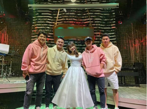 Sự xuất hiện của bạn gái tin đồn Quang Hải đã một lần nữa khẳng định chuyện tình cảm của họ, tuy nhiên netizen vẫn mong ngóng một lời thông báo chính thức không xa.