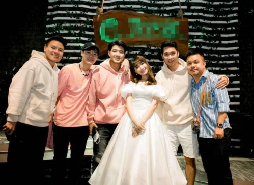 Đi cùng với Quang Hải, Thanh Huyền còn có một số cầu thủ và nàng WAGs khác cũng đến ủng hộ Hòa Minzy như: Đức Chinh cùng vợ sắp cưới Mai Hà Trang, Thành Chung và vợ Tố Quyên,...