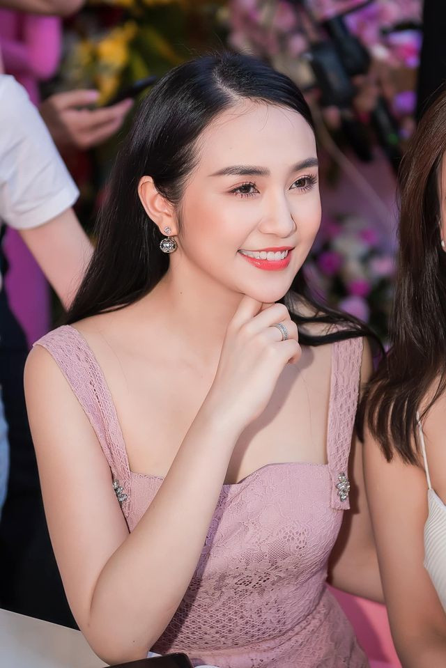 Mặc dù đã là mẹ 3 con cũng như ở tuổi "toan về già" nhưng Hương Baby vẫn xinh đẹp và quyến rũ.