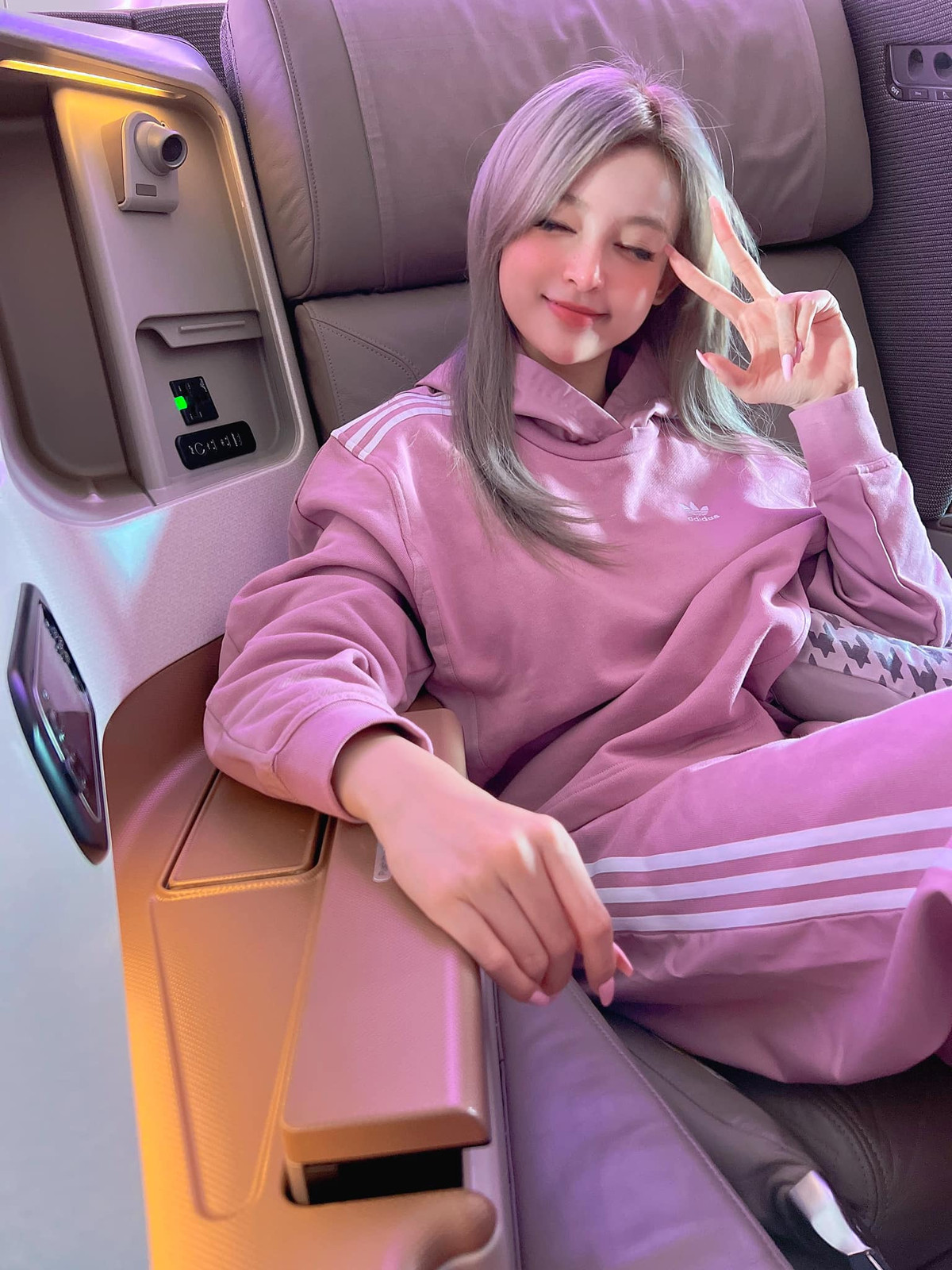 Độ giàu của nhà Huyền Baby còn được thể hiện bằng những chuyến du lịch khắp nơi trên thế giới. Từ Hàn Quốc, Nhật Bản, Maldives đến Anh, Pháp,... đâu đâu cũng thấy ảnh check-in của cô.