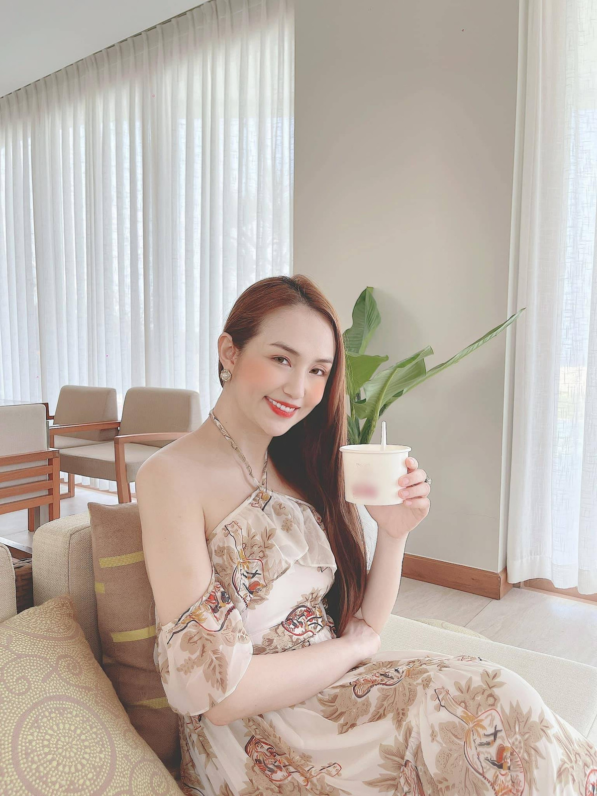 Cách đây một thời gian, nhân dịp kỷ niệm 8 năm ngày cưới, ông xã của Hương Baby là ca sĩ Tuấn Hưng có dành tặng bà xã căn biệt thự trị giá 50 tỷ đồng.