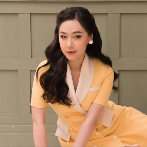 Khác với nhiều người đẹp thường giấu kín về chồng doanh nhân, nữ MC xinh đẹp sẵn sàng chia sẻ hình ảnh của chồng lên MXH.