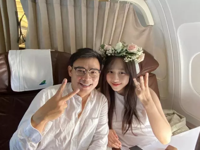 Nu MC duoc cau hon tren may bay lo ngoai hinh khi mang thai