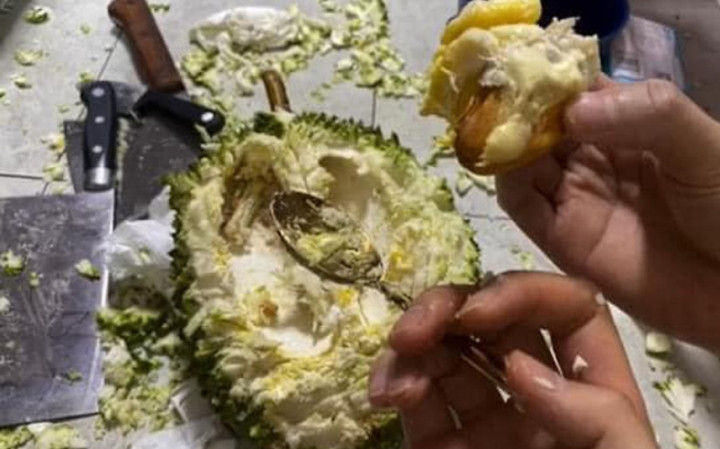 Lần đầu tiên thấy ăn sầu riêng bằng muỗng.