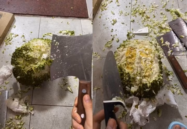 Màn bổ sầu riêng khiến người nhìn nổi máu nóng.