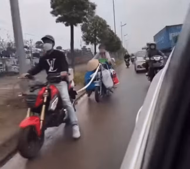 Sau khi quyết định Nam tiến bằng xe đạp điện cách đây không lâu, hiện tại "thánh quỵt tiền" đã lên đời xe máy. Hình ảnh mới nhất được "team qua đường" ghi lại là cô được một thanh niên dùng dây kéo xe vì chẳng may xe hết điện.