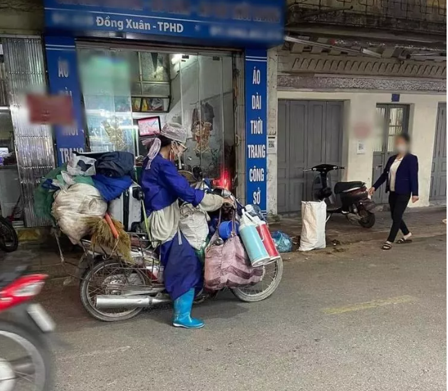 Theo hình ảnh mới nhất người đi đường ghi lại được, Bella nay đã đổi phương tiện giao thông, lên đời hẳn xe máy. Trên xe, cô vẫn chất đống đồ quen thuộc.