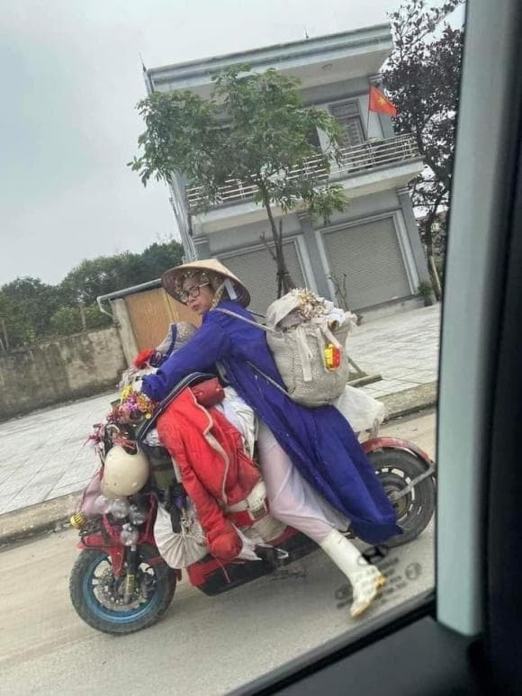 Dù đã thay đổi đi bằng xe máy thế nhưng Bella không đội mũ bảo hiểm. Với hành động này, nhiều người đoán sớm muộn cô cũng bị "tóm" mà thôi.