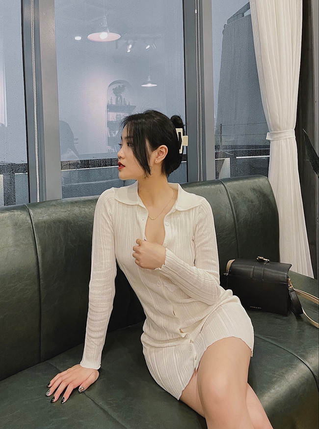 Cô gái sinh năm 1999 cũng khéo diện những kiểu đồ ôm sát thể hiện được đường cong. Ảnh: FBNV