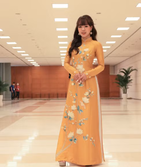 Hình ảnh dịu dàng của nữ MC xinh đẹp đã nhanh chóng "đốn tim" các thành viên nước bạn.