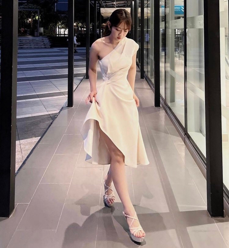 Cô nàng 9X chăm diện váy nữ tính và giày cao gót hơn trước, đồng thời nhận về nhiều lời khen ngợi hơn.