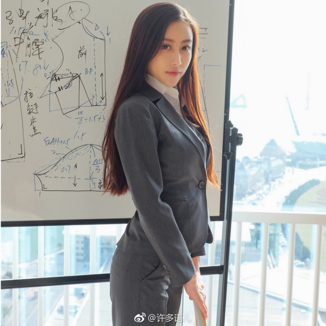 Không chỉ ở Việt Nam, tại Trung Quốc MXH cũng đang ấn tượng với hình ảnh cô giáo tên Hứa Đa Ngữ Nhi, sở hữu sắc vóc xinh đẹp ấn tượng.