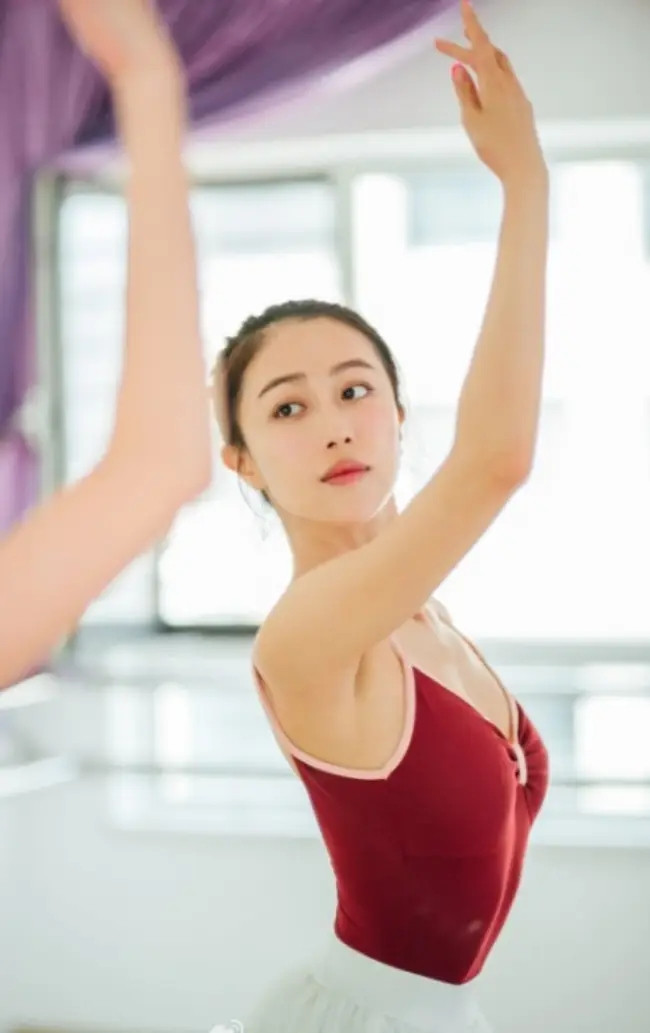 Chỉ với một bức ảnh đăng trong phòng tập, người đẹp sinh năm 1992 đã nhanh chóng nổi tiếng.