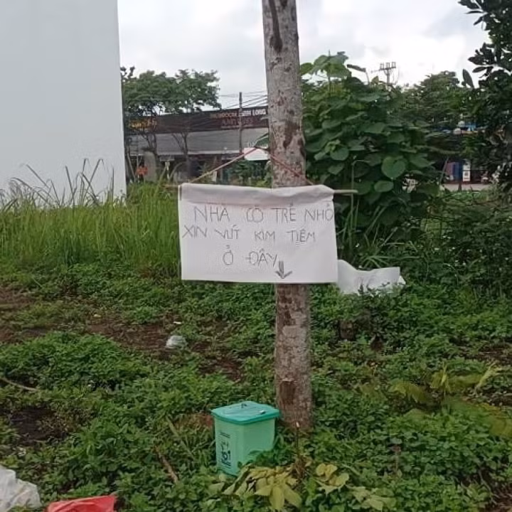 Hẳn là gia chủ phải bất lực lắm mới phải treo hẳn biển hướng dẫn như thế này.