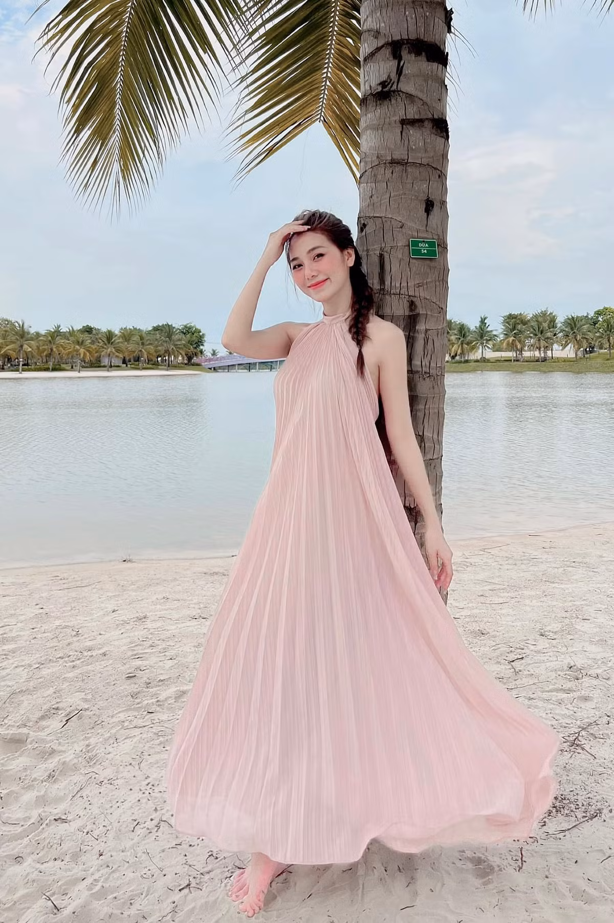 Được biết Kim Chi tốt nghiệp trường Đại học Khoa học Xã hội và Nhân văn - Đại học Quốc gia Thành phố Hồ Chí Minh.