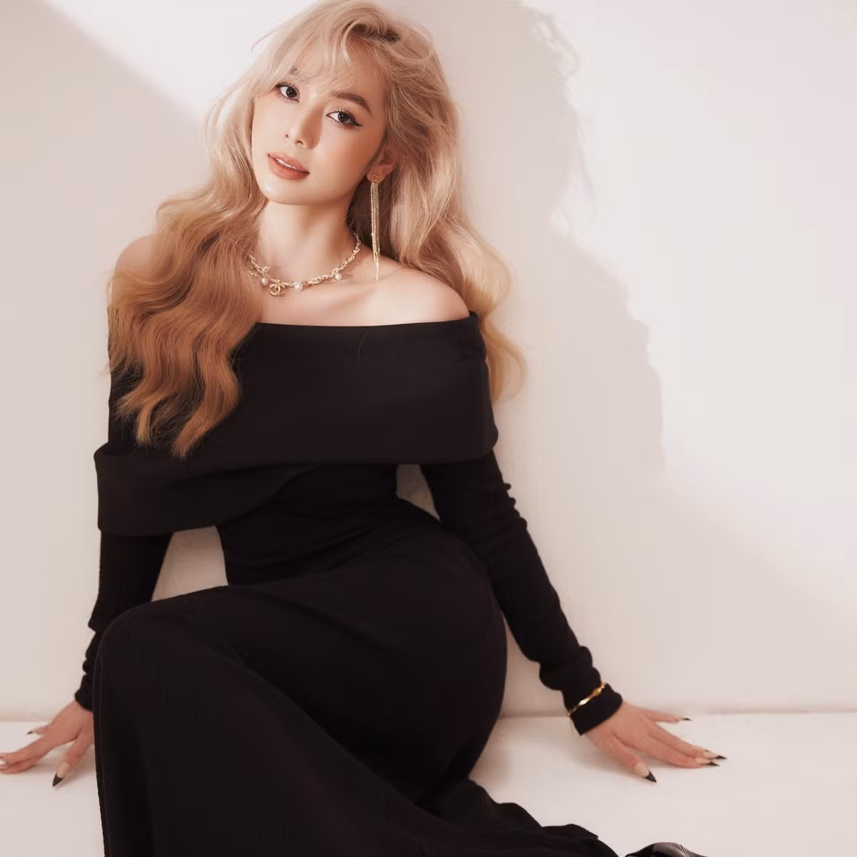 Kim Chi được mệnh danh là gái xinh TikTok có hơn 2,1 triệu người theo dõi và gần 50 triệu lượt thích trên nền tảng này.