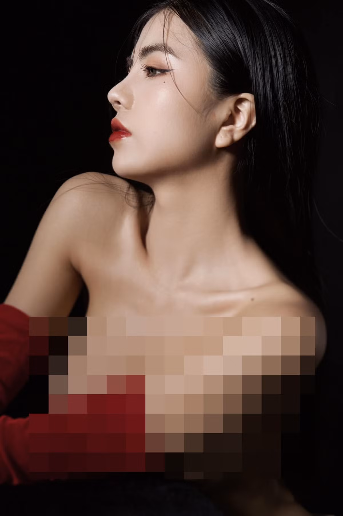 Kèm theo bộ ảnh hở tạo, nóng bỏng đó là thần thái lạnh lùng nhưng vô cùng sang chảnh của Mai Dora. Chỉ vậy thôi, cô nàng cũng khiến fan hâm mộ ngất ngây vì quá xinh đẹp.